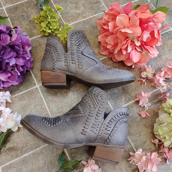 Not Rated - Nosara Gray Ankle Booties  Size 6.5 - Picture 2 of 8